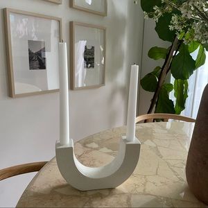 U-Shaped speckled white Candleholder